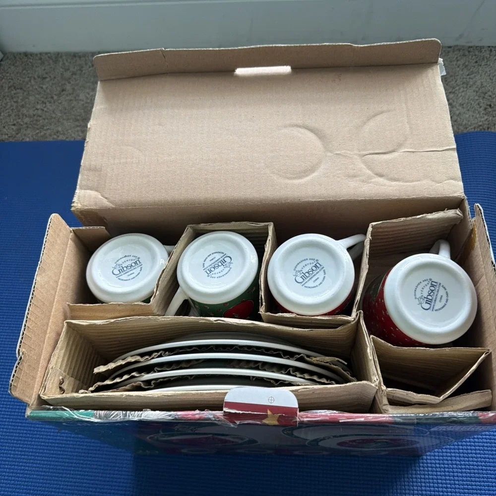 NEW Gibson Christmas Treasures Holiday Dinnerware 20pc Set Serving 4 W/Box Vtg